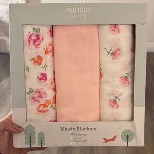 Brand New Kensie Baby Muslin Blankets Set